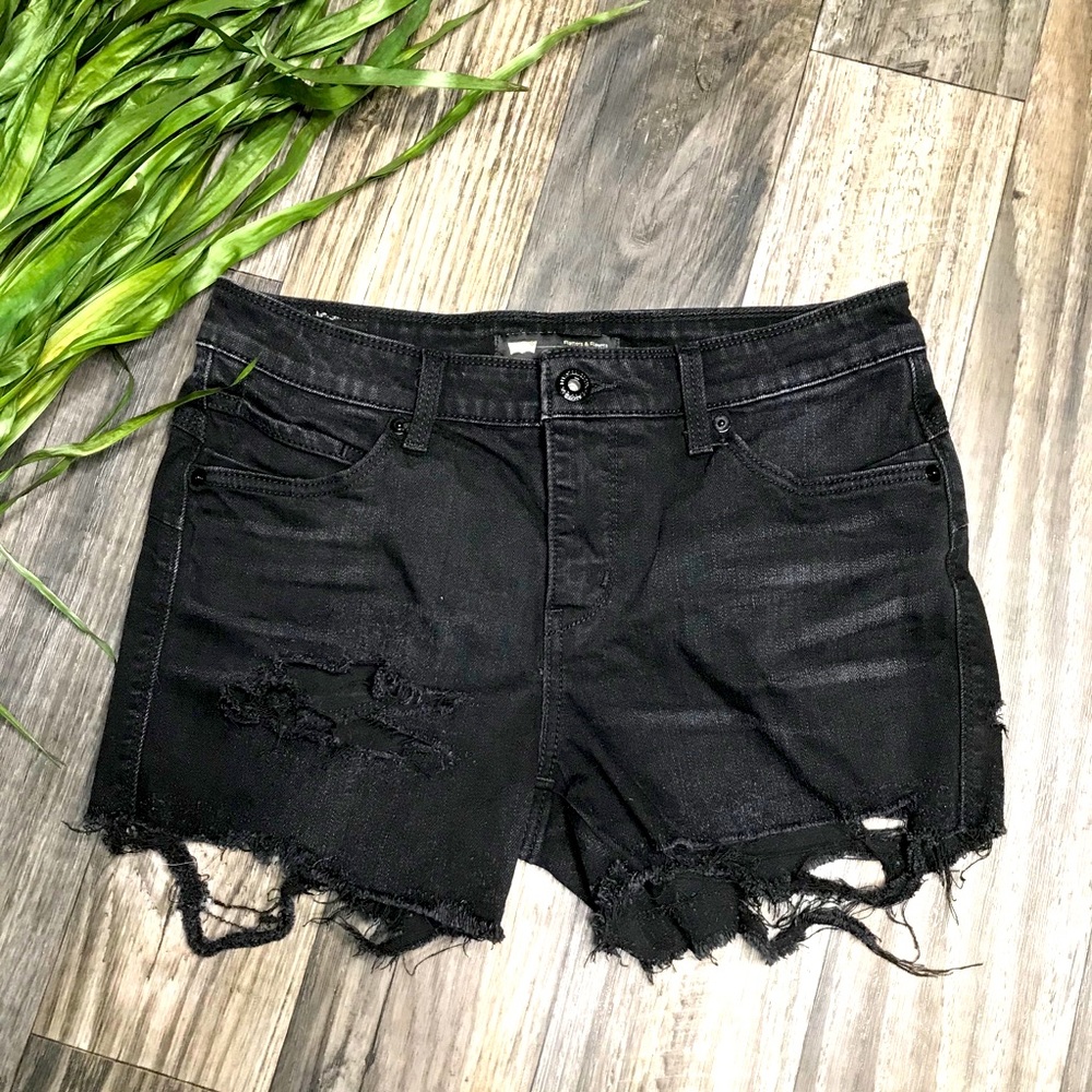 Distressed Levi’s Jean Shorts -8M/W29